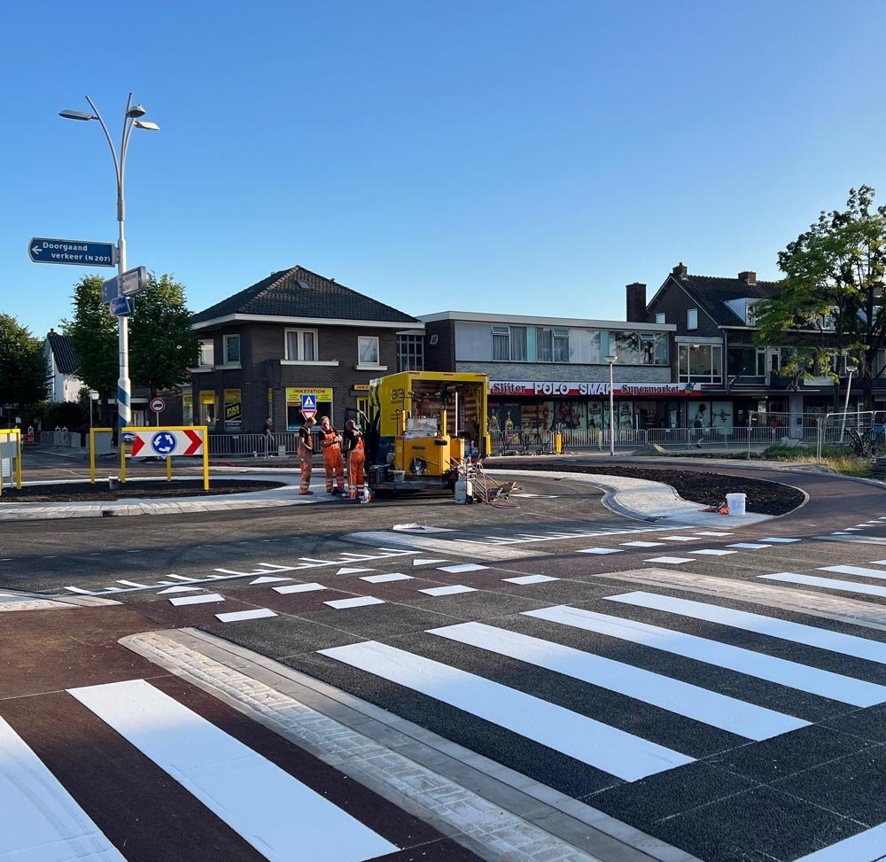 Kenten brengt wegmarkeringen aan in Hoorn - Noord-Holland